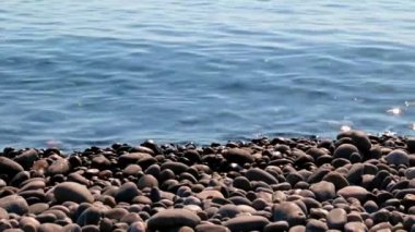 Deniz dalgaları ve çakıl taşı plajı dinlenmek için bir yer. 