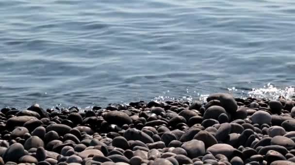 リラックスできる場所として海の波と小石のビーチ — ストック動画