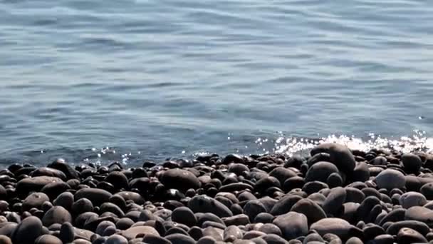 海浪和卵石海滩作为放松的地方 — 图库视频影像