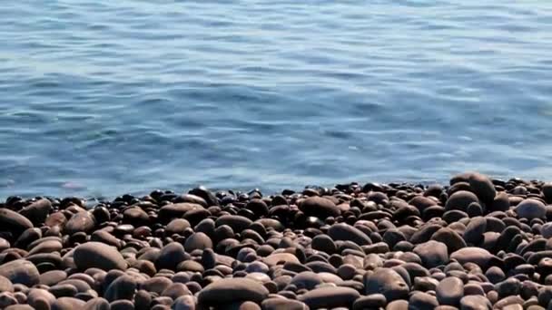 Deniz Dalgaları Çakıl Taşı Plajı Dinlenmek Için Bir Yer — Stok video