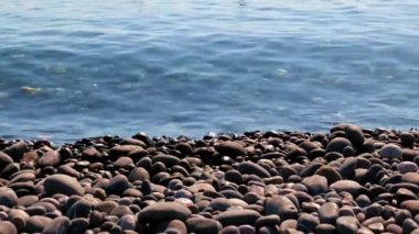 Deniz dalgaları ve çakıl taşı plajı dinlenmek için bir yer. 
