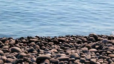 Deniz dalgaları ve çakıl taşı plajı dinlenmek için bir yer. 