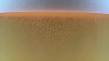 Bir bardak hafif birada köpük ve oksijen kabarcıkları