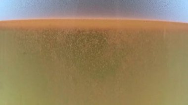 Bir bardak hafif birada köpük ve oksijen kabarcıkları