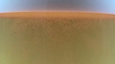 Bir bardak hafif birada köpük ve oksijen kabarcıkları