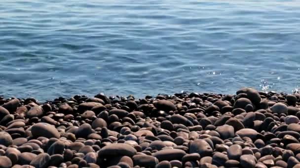 Olas Mar Una Playa Guijarros Como Lugar Para Relajarse — Vídeos de Stock