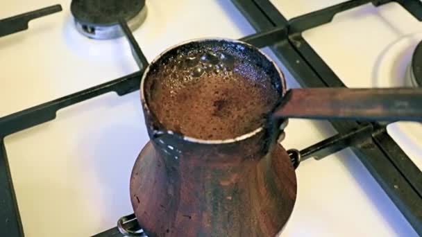 在金属容器咖啡机中酿造咖啡的工艺 — 图库视频影像