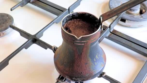 金属製の容器でコーヒーを醸造して — ストック動画