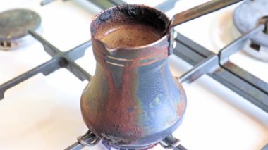 Metal bir kahve makinesinde kahve demleme işlemi.