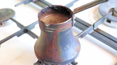 Metal bir kahve makinesinde kahve demleme işlemi.