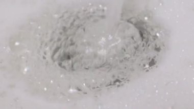 berrak su akıntısı köpükle çevrilidir.