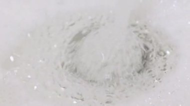 berrak su akıntısı köpükle çevrilidir.