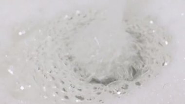 berrak su akıntısı köpükle çevrilidir.