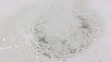 berrak su akıntısı köpükle çevrilidir.