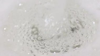 berrak su akıntısı köpükle çevrilidir.