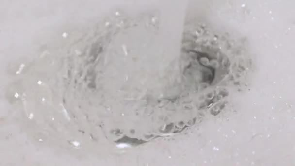 澄んだ水の流れは泡に囲まれ — ストック動画