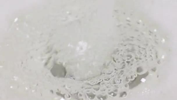 Fluxo Água Limpa Cercado Por Espuma — Vídeo de Stock