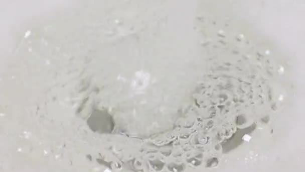 Flusso Acqua Limpida Circondato Schiuma — Video Stock