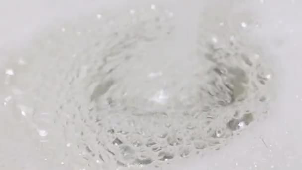 澄んだ水の流れは泡に囲まれ — ストック動画