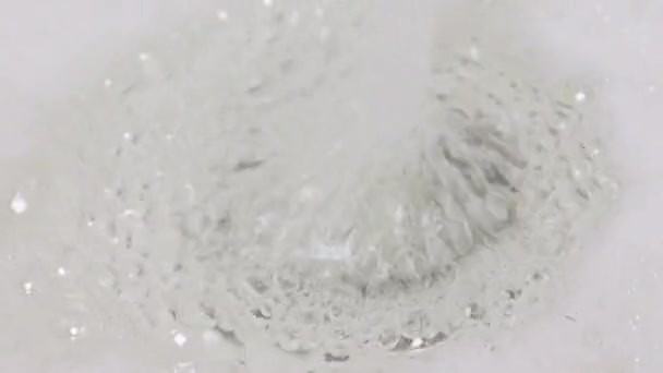 Corriente Agua Clara Está Rodeada Espuma — Vídeo de stock