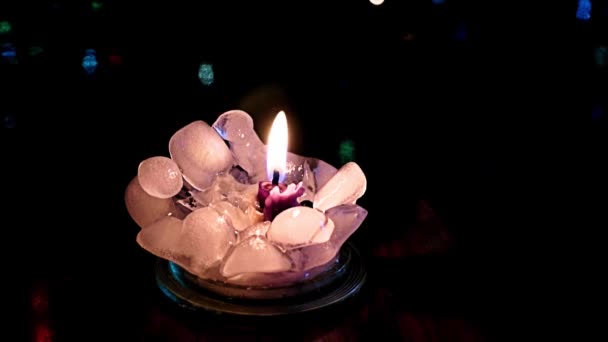 lumière vive d'une flamme de bougie de cire entourée de glace pure 