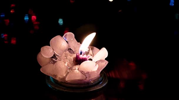 lumière vive d'une flamme de bougie de cire entourée de glace pure 