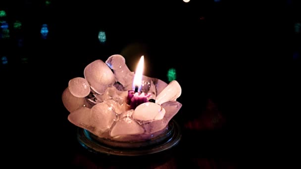 Luz Brillante Una Llama Vela Cera Rodeada Hielo Puro — Vídeos de Stock