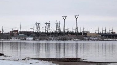 Volgograd Rusya kenti yakınlarındaki Volga nehri üzerindeki bir hidroelektrik santralinin yapıları ve binaları