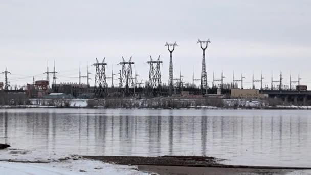 Estruturas Edifícios Uma Central Hidroeléctrica Rio Volga Perto Cidade Volgograd — Vídeo de Stock