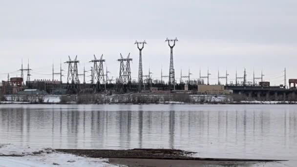 Structuren Gebouwen Van Een Waterkrachtcentrale Aan Wolga Bij Stad Volgograd — Stockvideo