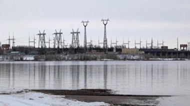 Volgograd Rusya kenti yakınlarındaki Volga nehri üzerindeki bir hidroelektrik santralinin yapıları ve binaları