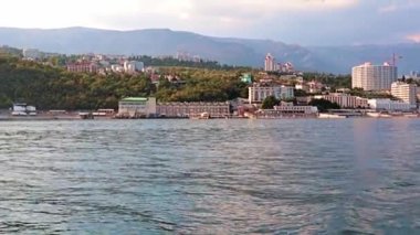 Yalta Kırım Cumhuriyeti 'nin deniz kıyısındaki gemiden görüş.