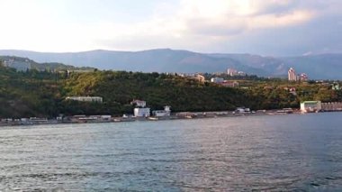 Yalta Kırım Cumhuriyeti 'nin deniz kıyısındaki gemiden görüş.