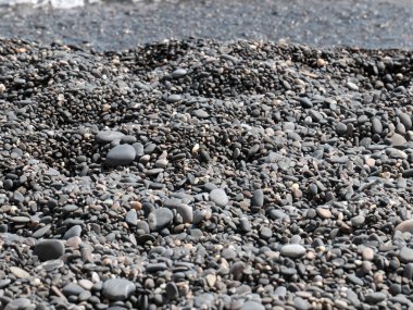 Deniz kıyısının bir parçası olarak kum ve çakıl taşı plajı