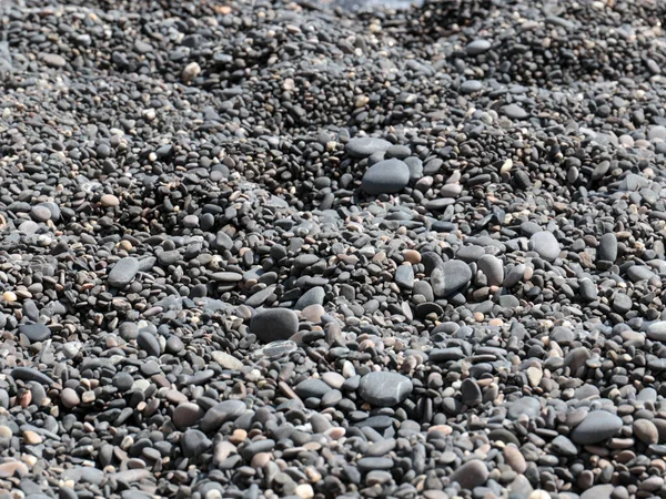 海岸の一部として砂と小石のビーチは — ストック写真