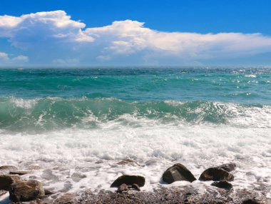 Güneşli bir gökyüzünün altında seyahat etmek için güzel bir deniz kıyısı