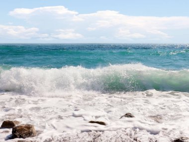 Güneşli bir gökyüzünün altında seyahat etmek için güzel bir deniz kıyısı