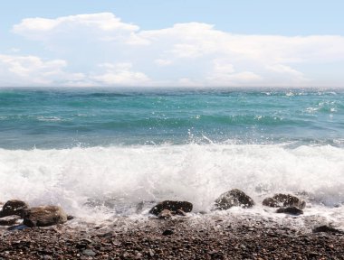 Güneşli bir gökyüzünün altında seyahat etmek için güzel bir deniz kıyısı