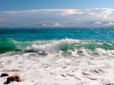 Güneşli bir gökyüzünün altında seyahat etmek için güzel bir deniz kıyısı