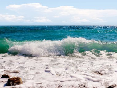 Güneşli bir gökyüzünün altında seyahat etmek için güzel bir deniz kıyısı