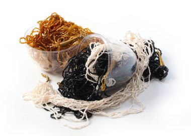 değerli mücevherlerle dolu saydam Paskalya yumurtası.