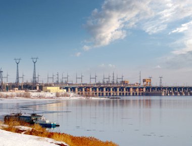 Volgograd Rusya kenti yakınlarındaki Volga nehri üzerindeki bir hidroelektrik santralinin yapıları ve binaları