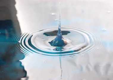 Sıvının damlasından kaynaklanan su izi.