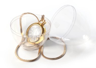 Paskalya tatili, altın cep saati hediye edilmiş saydam bir yumurtadır.