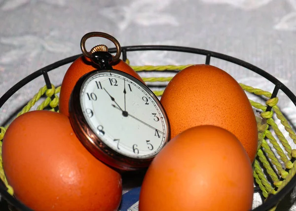 Conjunto Presente Com Ovos Páscoa Relógio Bolso Vintage — Fotografia de Stock