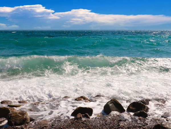 美丽的海滨 在阳光灿烂的天空下 是个旅游的地方 — 图库照片