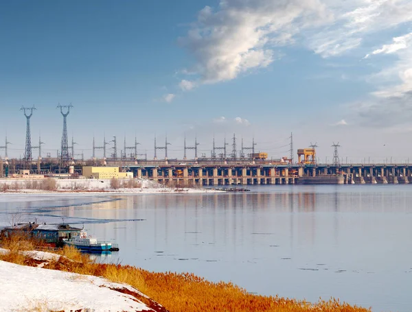 Estruturas Edifícios Uma Central Hidroeléctrica Rio Volga Perto Cidade Volgograd — Fotografia de Stock