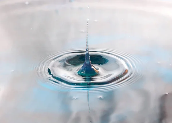 液体の落下の影響から水を追跡し — ストック写真