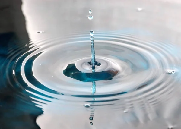 Spuren Auf Dem Wasser Durch Den Einschlag Eines Tropfens Flüssigkeit — Stockfoto