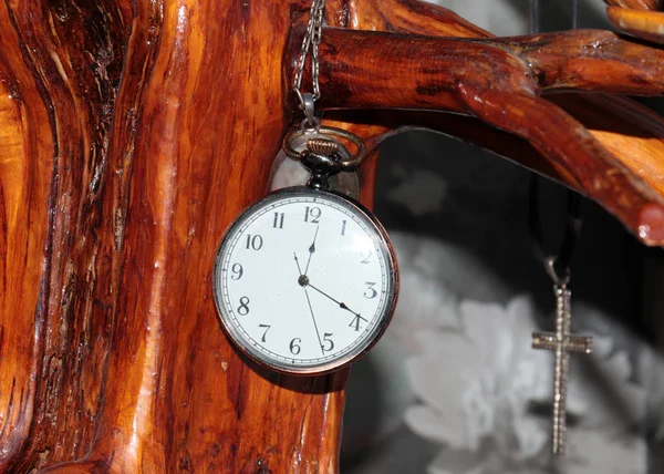 Uma Velha Árvore Decorativa Relógio Bolso Uma Cadeia — Fotografia de Stock